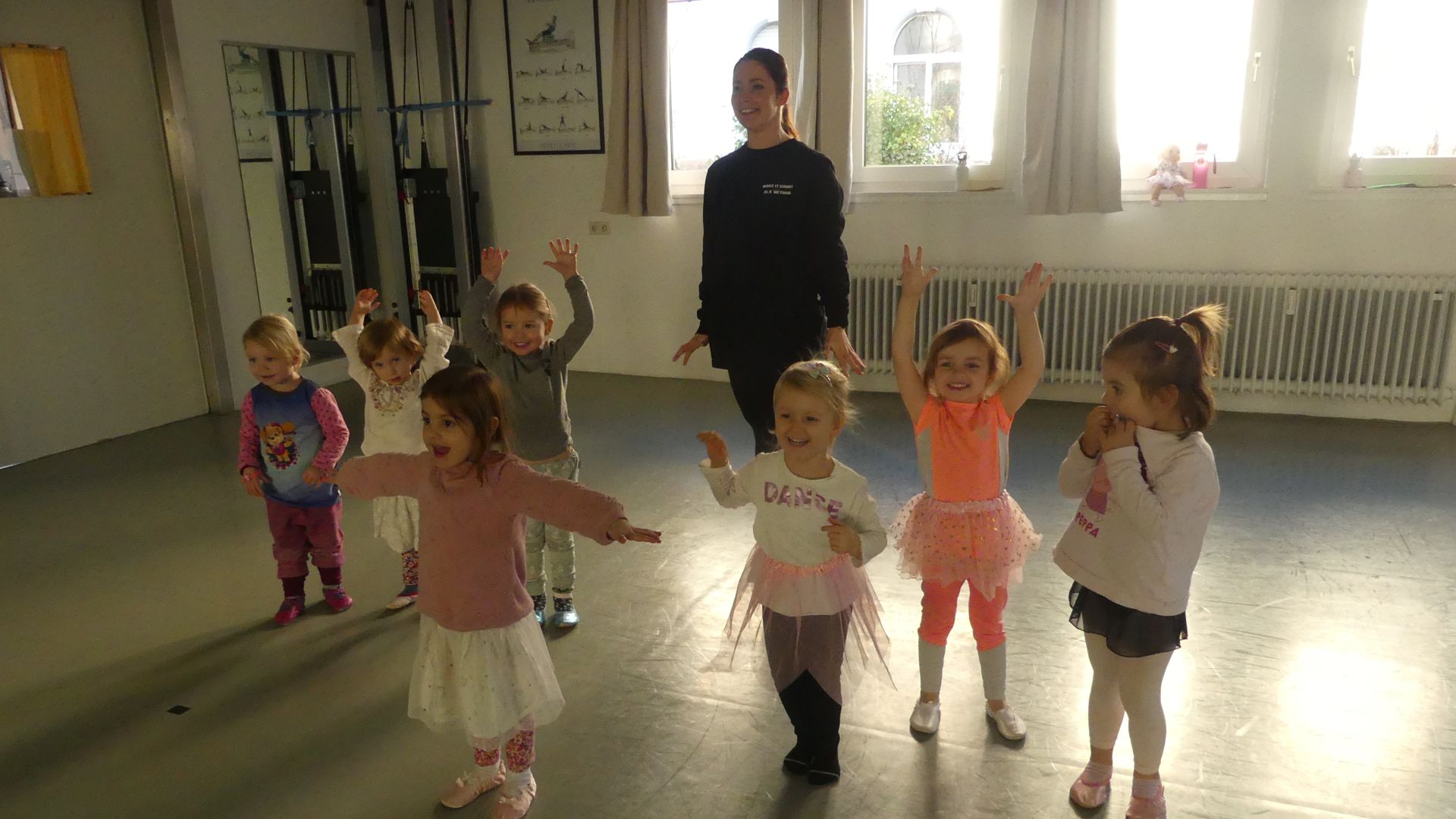 Jazztrainerin Ulrike Groß bereitet die Dreijährigen spielerisch aufs Ballett vor.