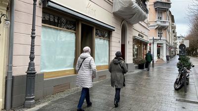 Leerstand in der Baden-Badener Innenstadt: Die Ladenräume, in denen sich das Modegeschäft „Mia Zaya“ befand, stehen immer noch leer. Die Fenster sind mit Papier beklebt. 