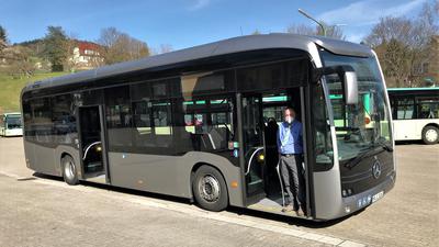 Ein Elektro-Bus, den die Verkehrsbetriebe Baden-Baden zehn Tage testen, steht auf dem Hof des Depots in Lichtental.