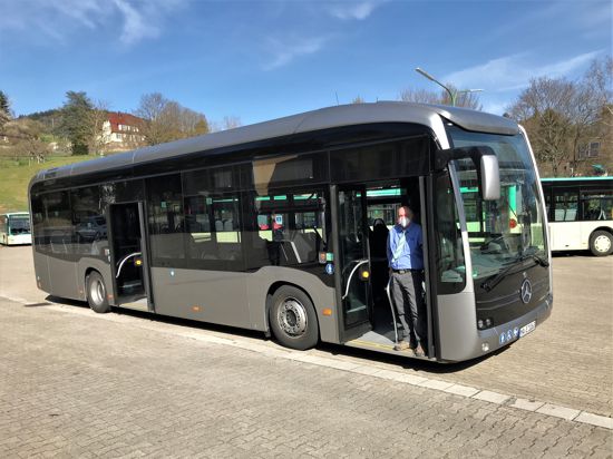 Ein Elektro-Bus, den die Verkehrsbetriebe Baden-Baden zehn Tage testen, steht auf dem Hof des Depots in Lichtental.