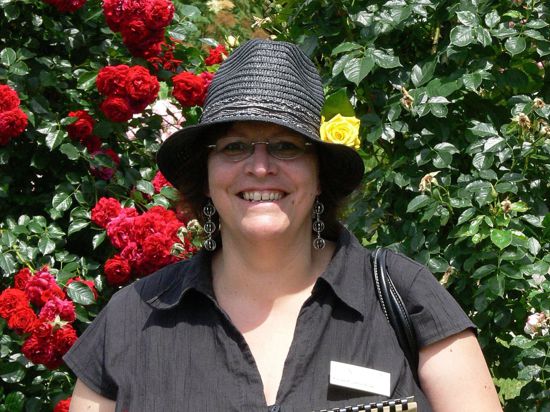 Elke Gottschall bei der Rosenbewertung auf dem Beutig, wo sie häufig als Geschäftsführerin der Deutschen Rosengesellschaft anzutreffen ist.