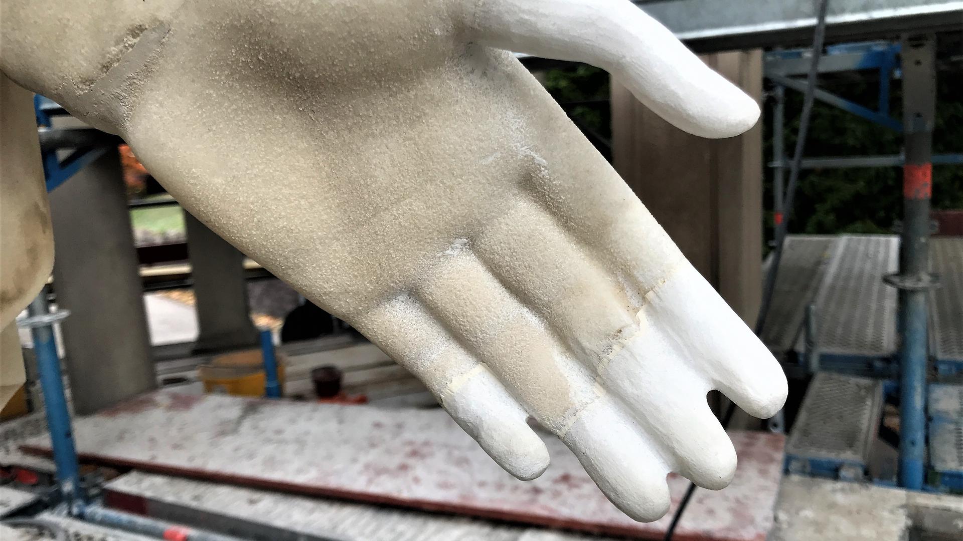 Die Steinmetze haben die abgebrochenen Finger an der Engelsstatue des Fürstenberg-Denkmals in Baden-Baden erneuert.