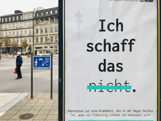Ein Motiv einer Kampagene der Robert-Enke-Stiftung mit der Aufschrift „Ich schaff das“ hängt an einer Bushaltestelle am Leopoldsplatz in Baden-Baden. Es soll depressiven Menschen Mut machen, sich Hilfe zu holen. 