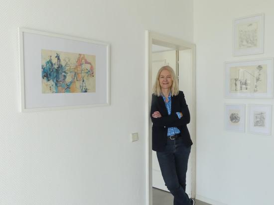 Sabine Scheltwort in einem der Räume mit Werken des Künstlers Lutz Fecht.