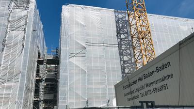 Zwei große Gebäudeteile sind eingerüstet, davor steht ein Kran.  Auf der Baustelle für das Luxushotel Europäischer Hof in Baden-Baden ruhen die Arbeiten, weil dem Investor das Geld ausgegangen ist.