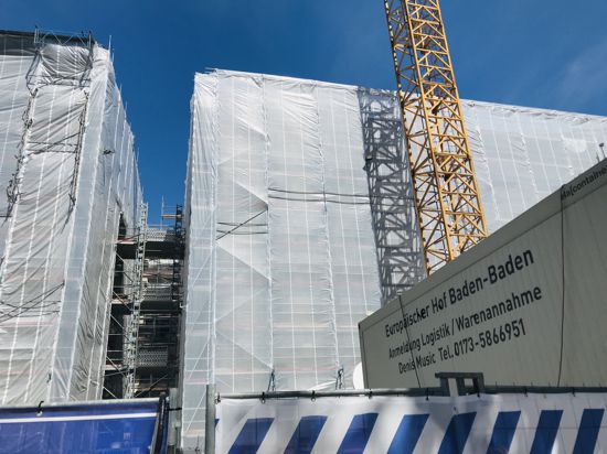 Zwei große Gebäudeteile sind eingerüstet, davor steht ein Kran.  Auf der Baustelle für das Luxushotel Europäischer Hof in Baden-Baden ruhen die Arbeiten, weil dem Investor das Geld ausgegangen ist.