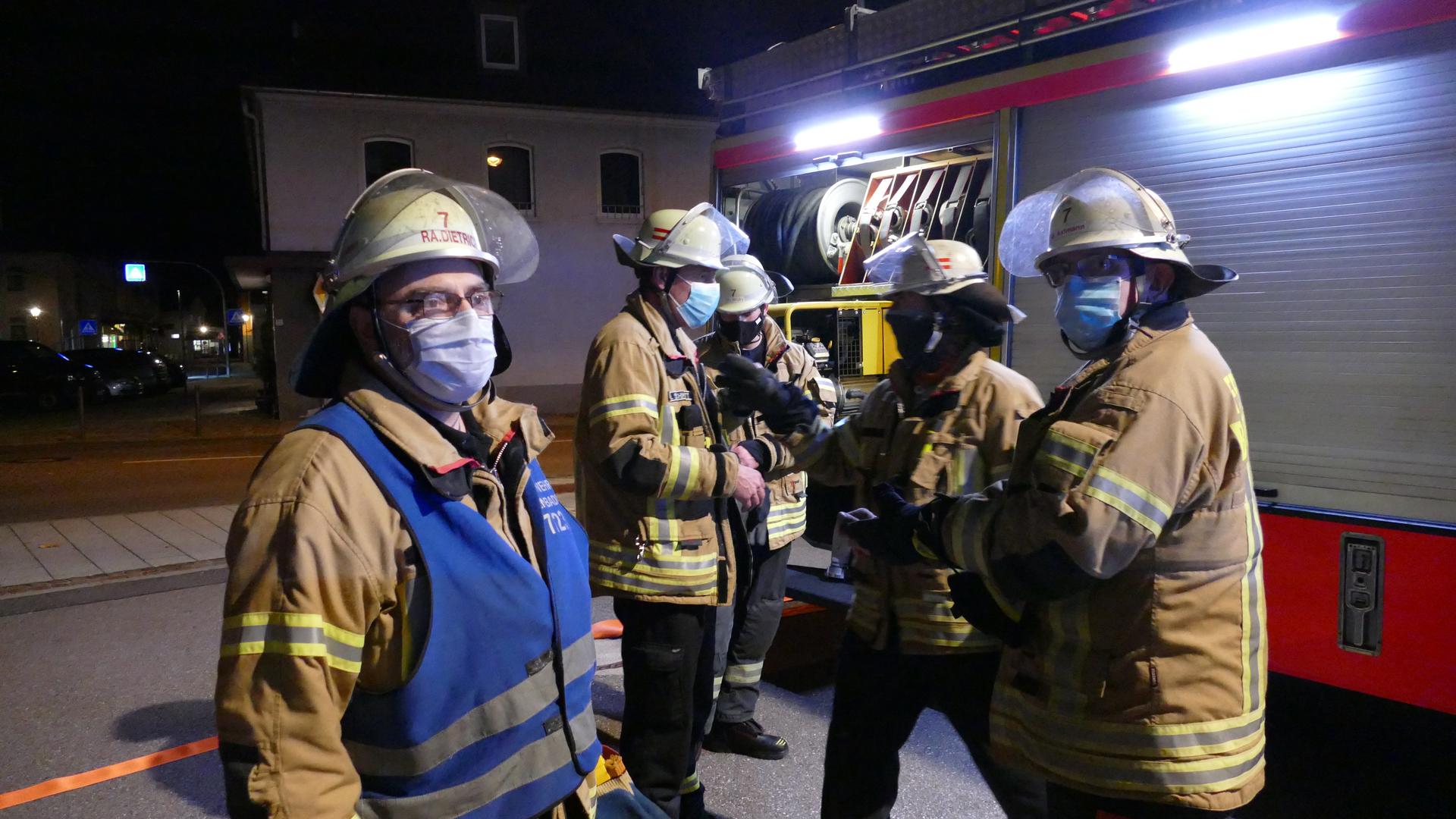 Nach Vorschrift: Auch die Männer bei der Feuerwehr müssen sich trotz anstrengendem Einsatz an die Maskenpflicht halten.  Rainer Bleich (links) nach seiner letzten Übung mit der Einsatzabteilung.  