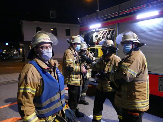 Nach Vorschrift: Auch die Männer bei der Feuerwehr müssen sich trotz anstrengendem Einsatz an die Maskenpflicht halten.  Rainer Bleich (links) nach seiner letzten Übung mit der Einsatzabteilung.  