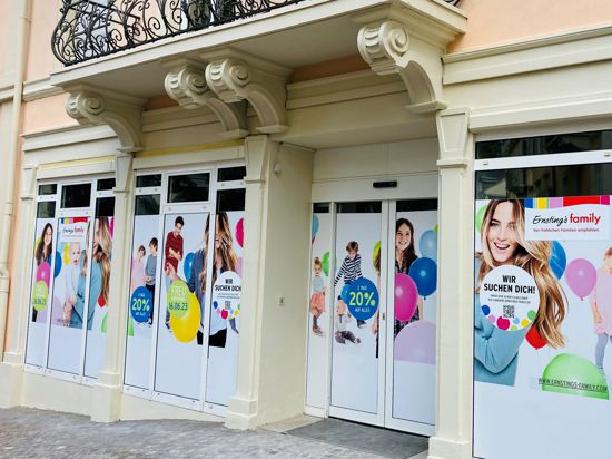 Das Textilunternehmen Ernsting’s Family wirbt in Schaufenstern in der Fußgängerzone in Baden-Baden für seine geplante Filiale. 