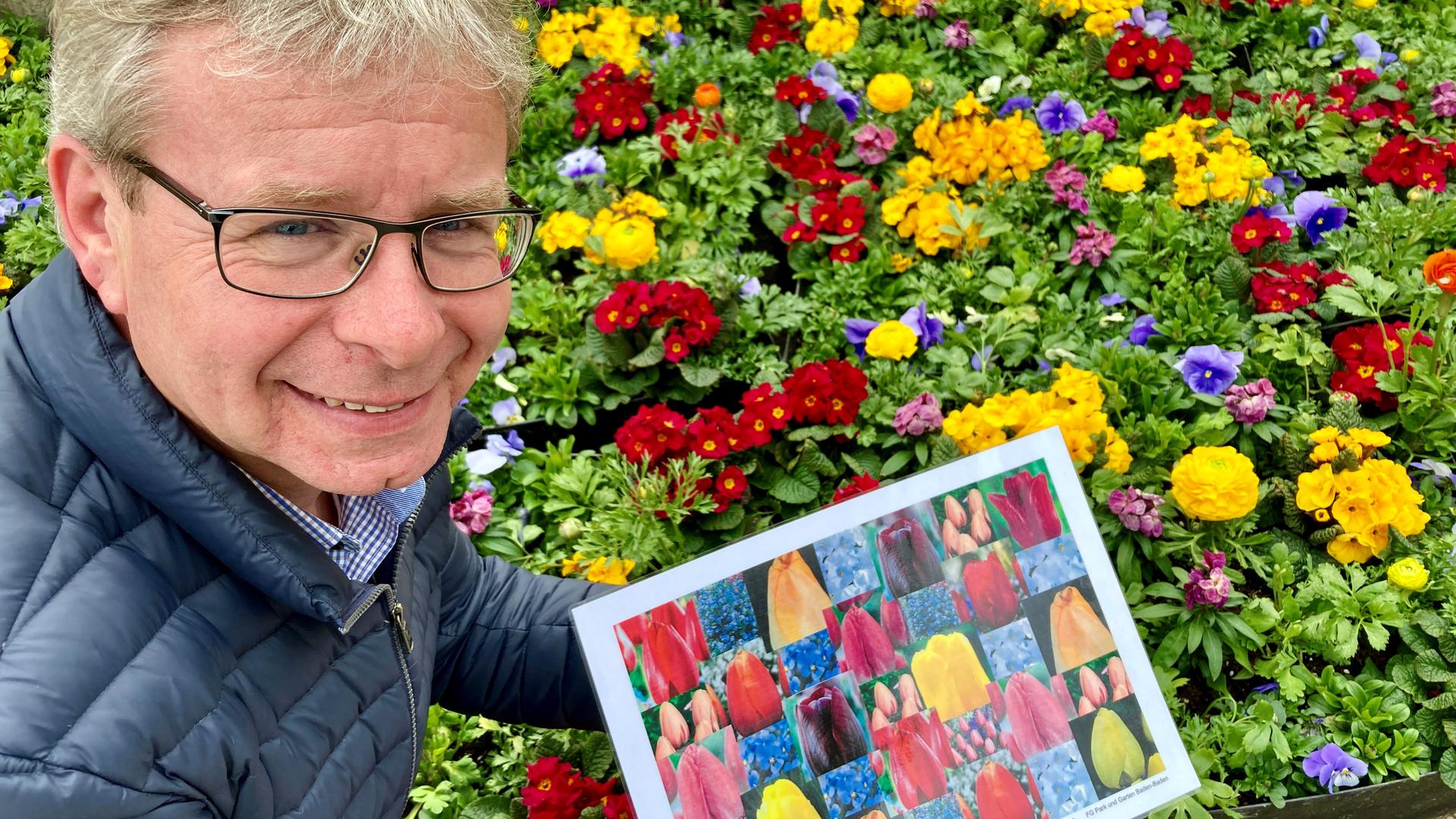 Markus Brunsing, Leiter des Gartenamts Baden-Baden, zeigt das Farbkonzept für den Frühjahrsflor zu Osterfestspielen.