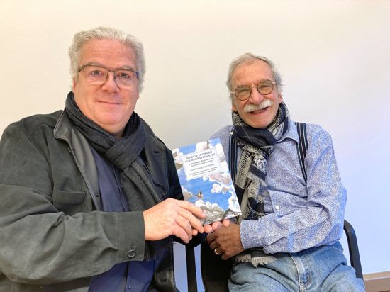 Christoph Feller (links) und Henning Hepi Piesker halten ein Exemplar ihres Buches „Warum Leonard auf Bernstein ritt“. 