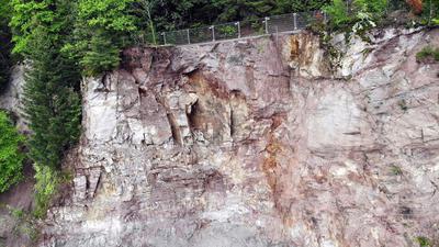 Bei einem Felssturz am Waldenecksee bei Baden-Baden sind große Mengen Gestein abgegangen.