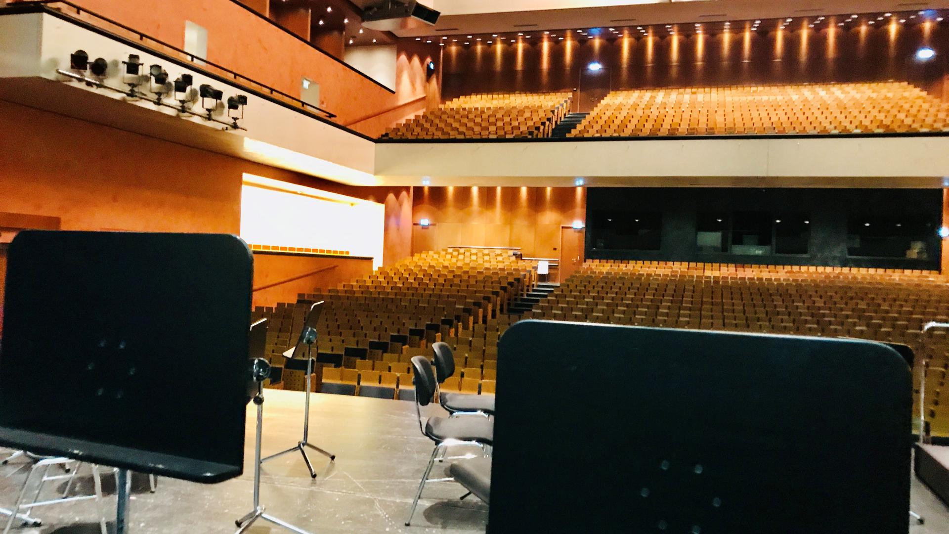 Auf der Bühne des leeren Festspielhauses in Baden-Baden stehen Stühle und Notenständer.