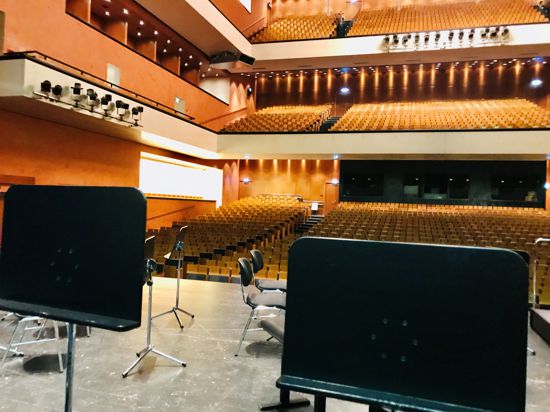 Auf der Bühne des leeren Festspielhauses in Baden-Baden stehen Stühle und Notenständer.