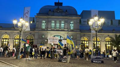 Vor dem Festspielhaus Baden-Baden demonstrieren Menschen