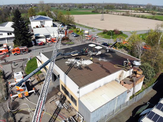Die Feuerwehr Baden-Baden ist bei einem Brand in einer Firma im Steinbacher Gewerbegebiet im Einsatz. 