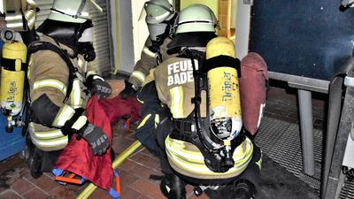 Feuerwehr Baden-Baden übt mit Atemschutzgeräten.