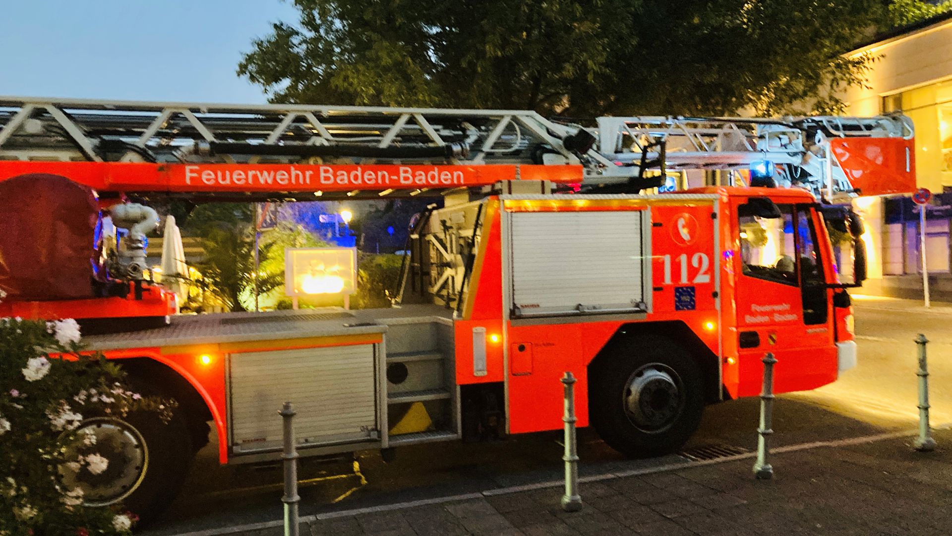 Eine Drehleiter der Feuerwehr Baden-Baden steht  vor dem Hotel Maison Messmer vor.