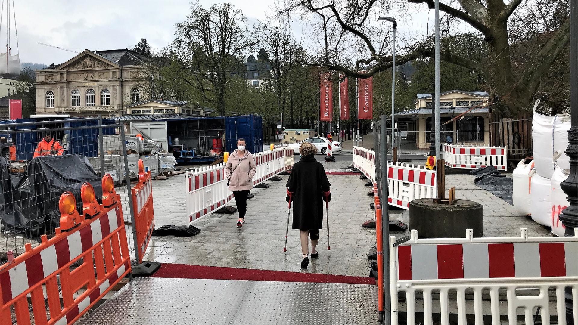 Fußgänger passieren ein Stück der bereits fertigen Fieser-Brücke in Baden-Baden.