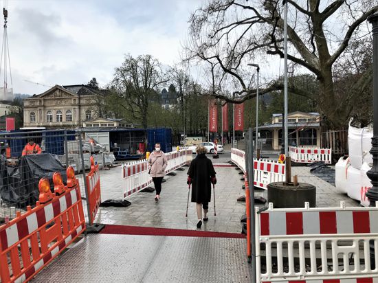 Fußgänger passieren ein Stück der bereits fertigen Fieser-Brücke in Baden-Baden.