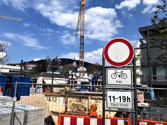 Vor der Fieser-Brücke in Baden-Baden weist ein Verkehrsschild auf das Durchfahrtsverbot hin.