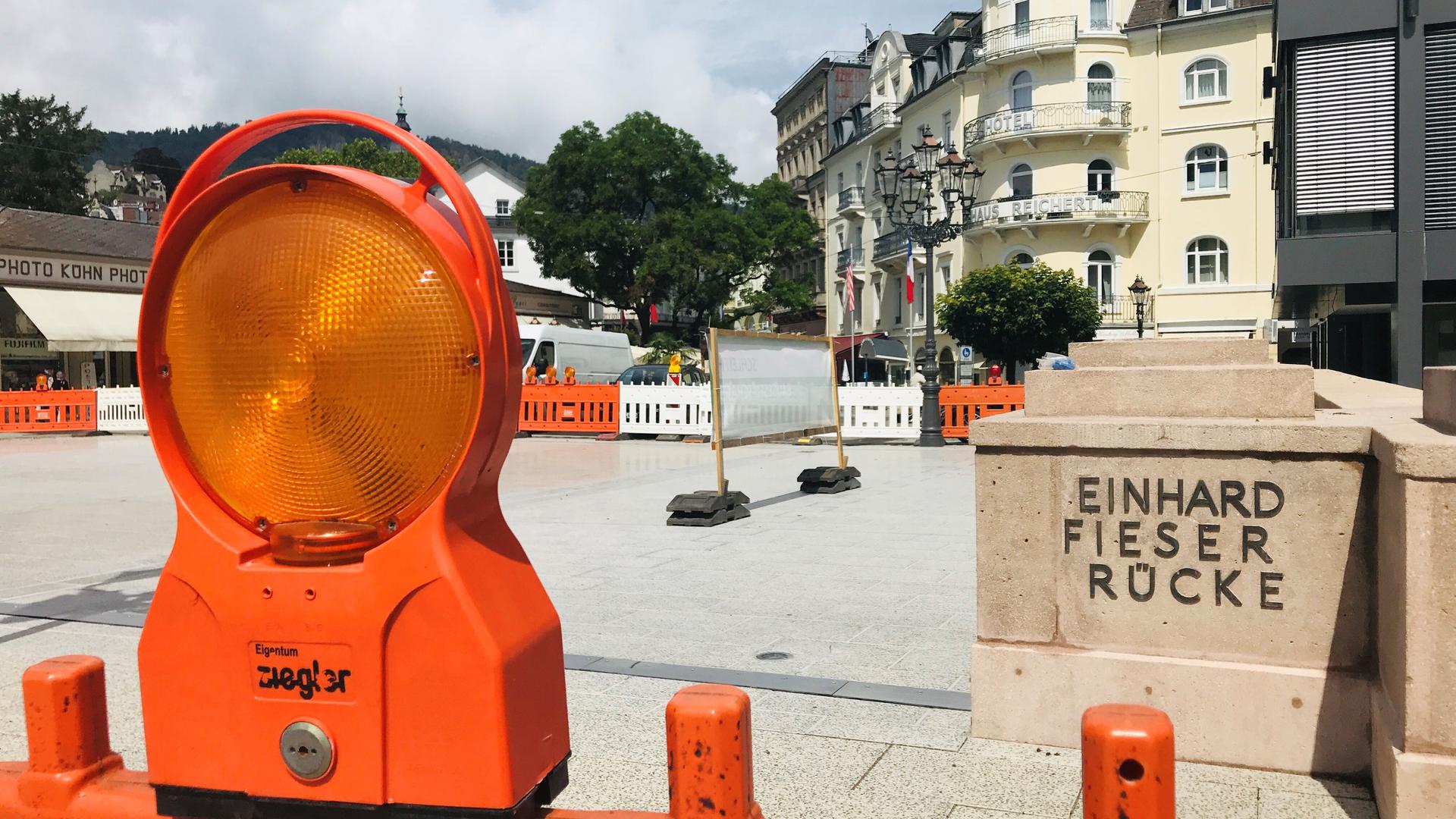 Blick auf die Noch-Baustelle der Fieser-Brücke in Baden-Baden. Dort stehen nach der Sanierung noch Restarbeiten an. Unter anderem fehlen Buchstaben beim Namen der Brücke.