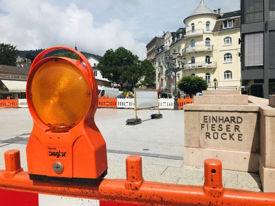 Blick auf die Noch-Baustelle der Fieser-Brücke in Baden-Baden. Dort stehen nach der Sanierung noch Restarbeiten an. Unter anderem fehlen Buchstaben beim Namen der Brücke.