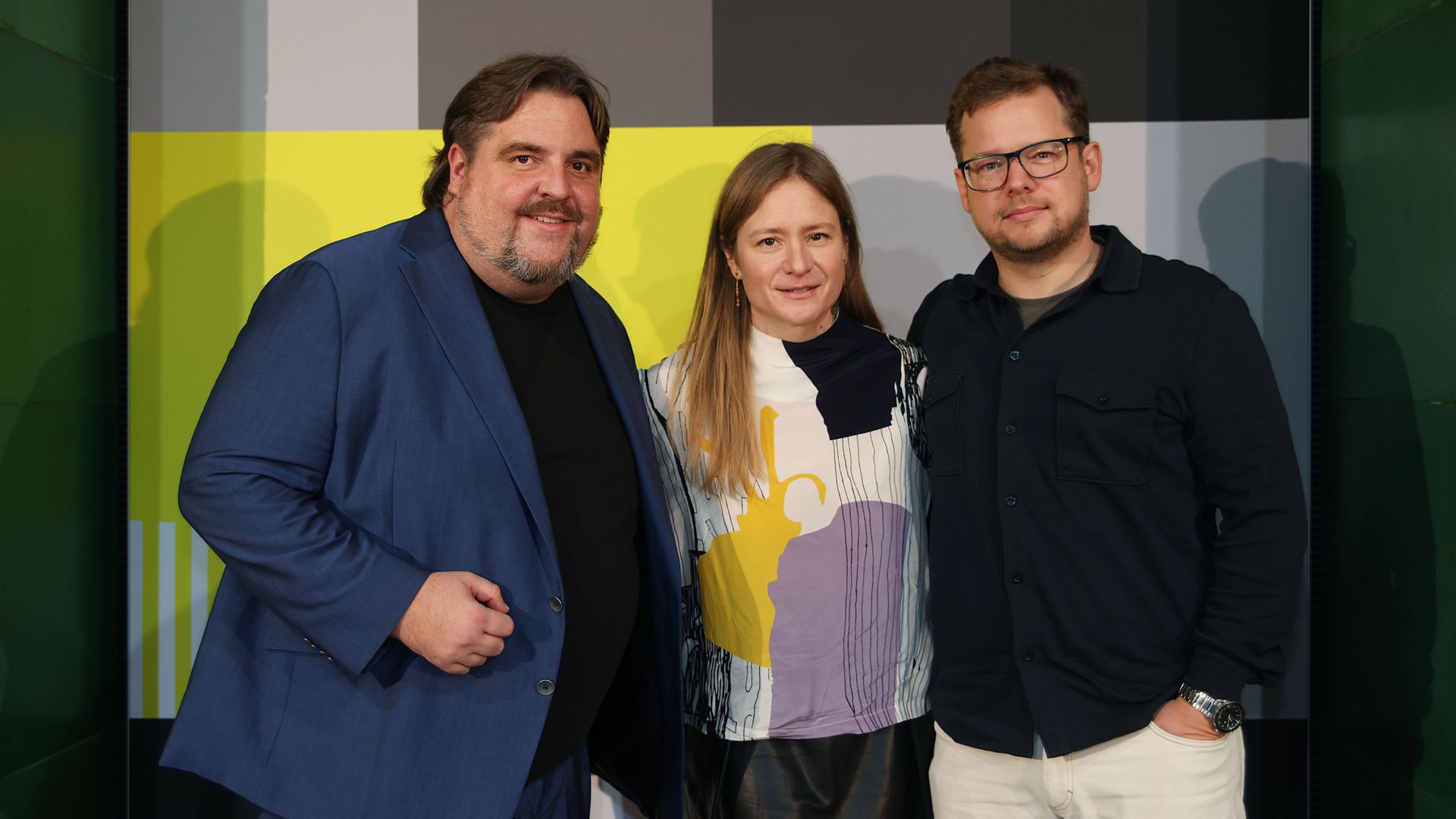 Festivalleiter Urs Spörri (links) mit Schauspielerin Julia Jentsch und Producer Quirin Schmidt vom Filmteam „Der Pass - Staffel 2“.