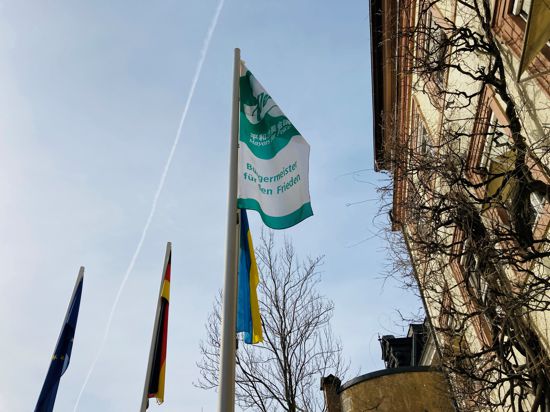 Im Innenhof des Rathauses in Baden-Baden weht die grün-weiße Flagge der „Bürgermeister für den Frieden“ („Mayors for Peace“). Die Bäderstadt ist seit dem Jahr 2007 Mitglieder dieser Organisation. 