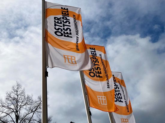 Die Flaggen zu den Osterfestspielen Baden-Baden sind in Orange und Weiß gestaltet. Diese Farbkombination ist vom Hauptwerk des Festivals, Richard Strauss’ Oper „Elektra“, inspiriert.
