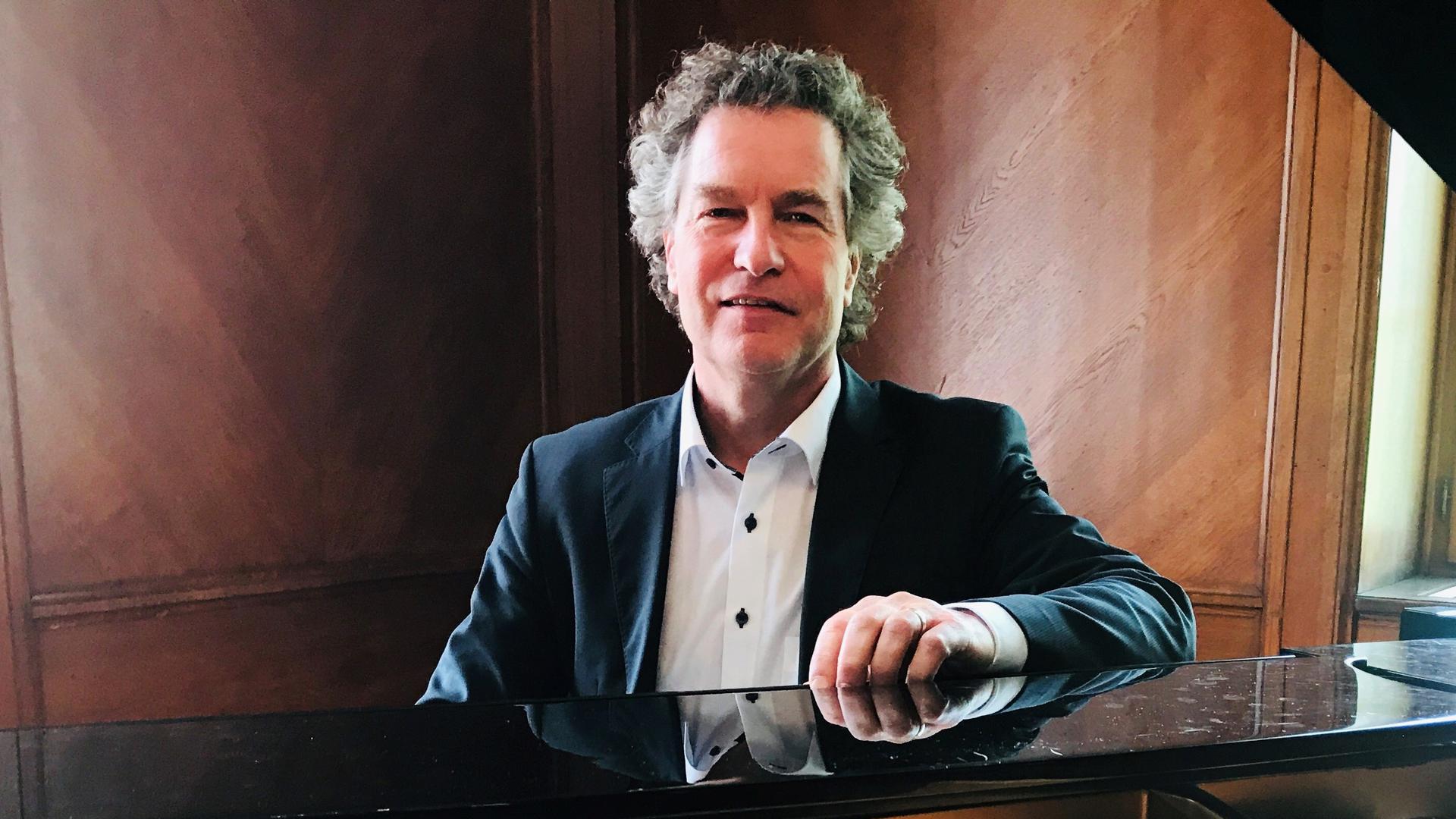 Heiko Mathias Förster, ab September 2022 neuer Chefdirigent der Philharmonie Baden-Baden, sitzt im Alten Ratssaal in Baden-Baden am Flügel. 