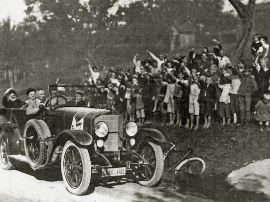 1921 kurz vor dem Etappenziel Freudenstadt: Freudig begrüßt die Schuljugend einen Mercedes-Tourenwagen aus dem Saarland bei der Tourenfahrt.