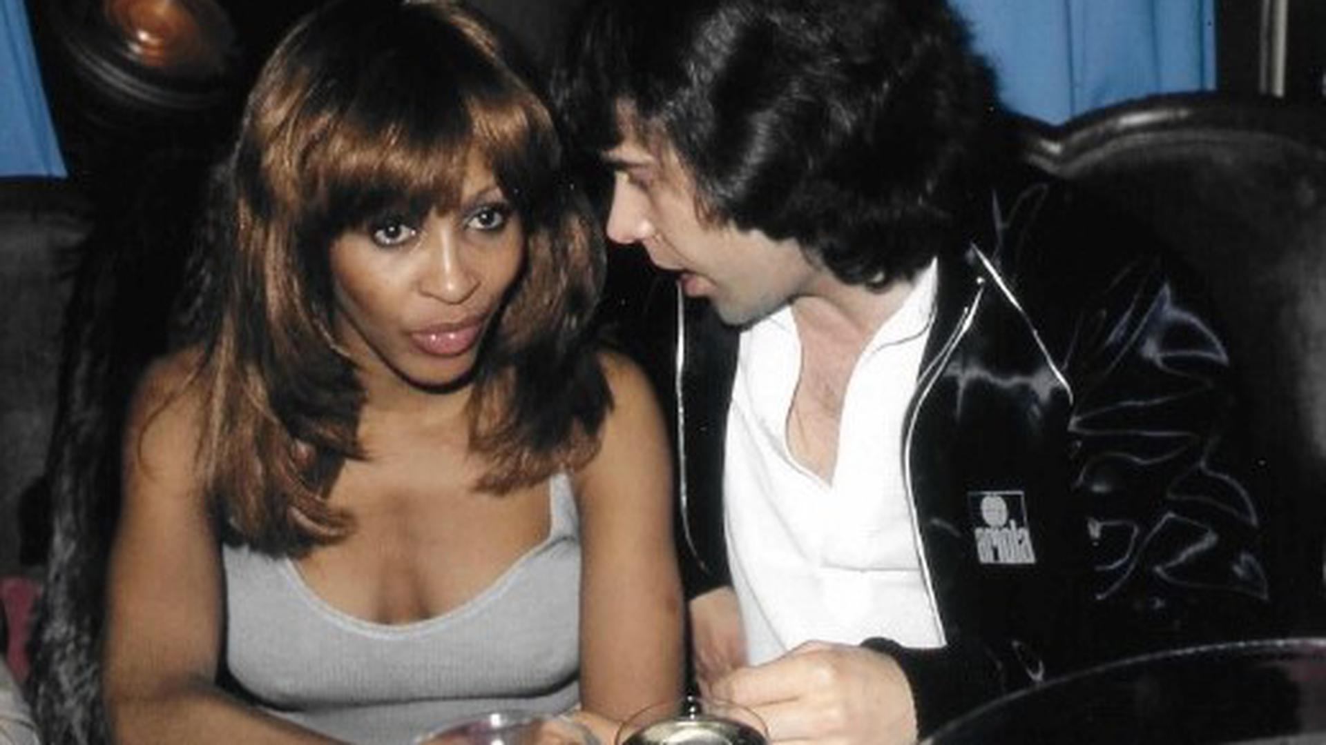 Tina Turner und Christian Simon aus Baden-Baden beim einem Abendessen in München Anfang der 1980er-Jahre.