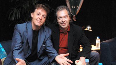  Christian Simon (rechts) aus Baden-Baden hat seit vielen Jahren einen engen Kontakt zu Ex-Beatle Paul McCartney. Hier traf er ihn im April 2003 in Köln.                            