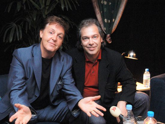  Christian Simon (rechts) aus Baden-Baden hat seit vielen Jahren einen engen Kontakt zu Ex-Beatle Paul McCartney. Hier traf er ihn im April 2003 in Köln.                            