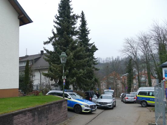 Tragödie: Im Dezember 2021 blockieren Einsatzfahrzeuge eine Straße in Oosscheuern. Am Morgen wurde die Leiche eines Mädchens gefunden.