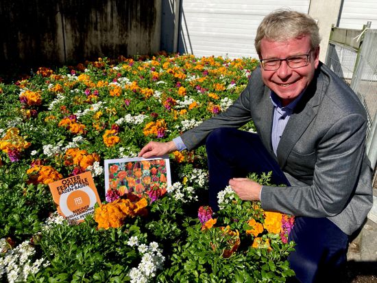 Markus Brunsing, der Leiter des Baden-Badener Gartenamts, zeigt die mit dem Frühjahrsflor bestückten Pflanzgefäße für die „Blumentaschen“ zu den Osterfestspielen.