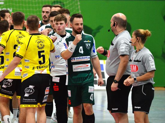 Franz Henke führt den Handball-Oberligisten TVS Baden-Baden als Kapitän auf das Spielfeld.