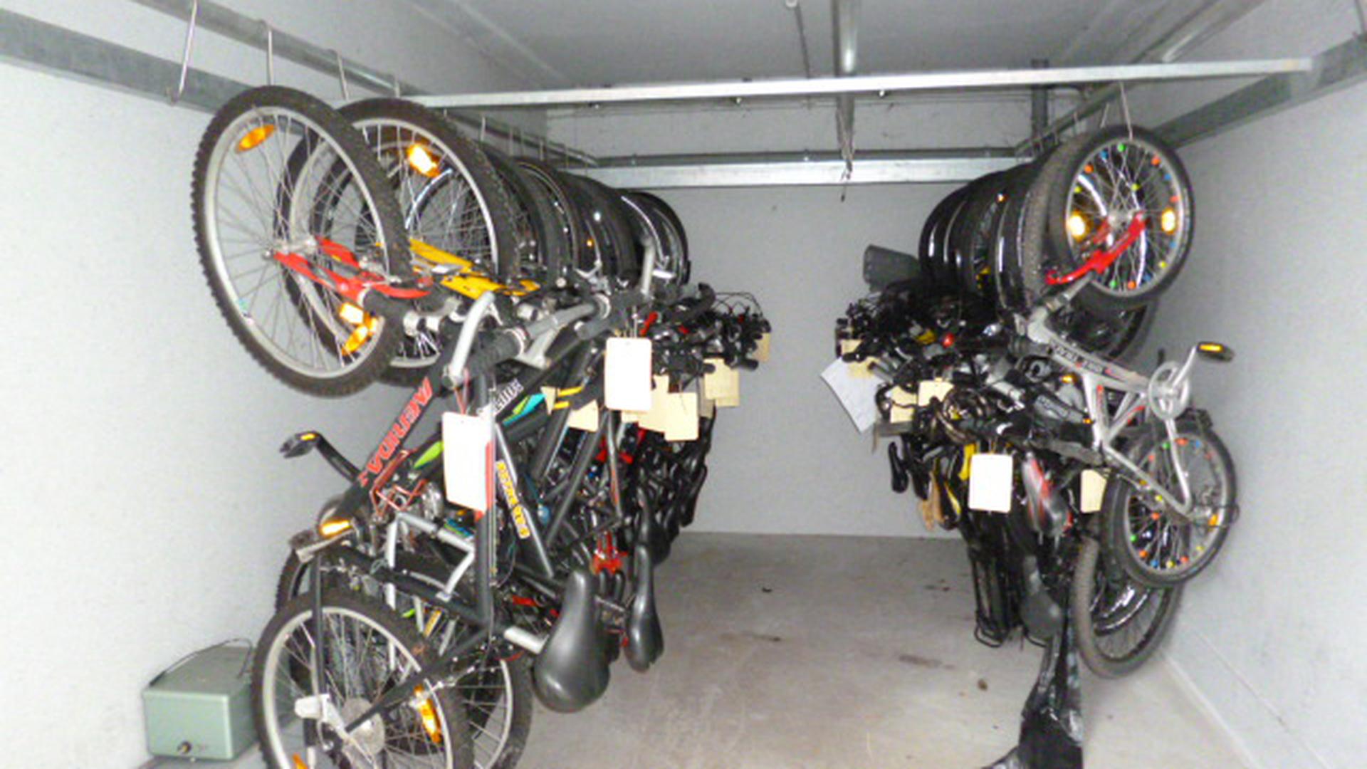 Wegen der Corona-Pandemie konnten keine Fundsachenversteigerungen stattfinden. Vor allem Fahrräder sammelten sich daher an.