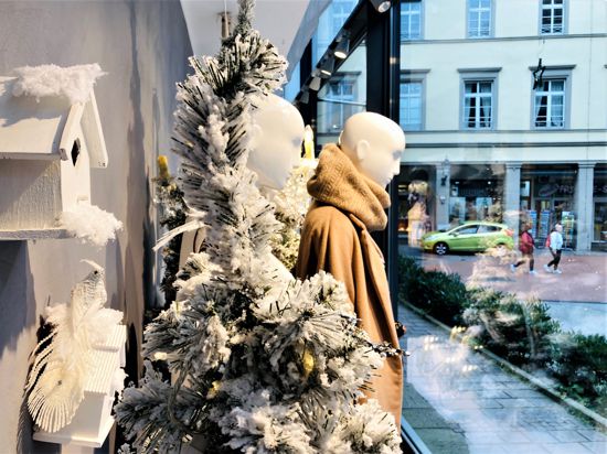 Blick aus dem winterlich dekorierten Schaufenster der Galerie Wagener  in Baden-Baden.