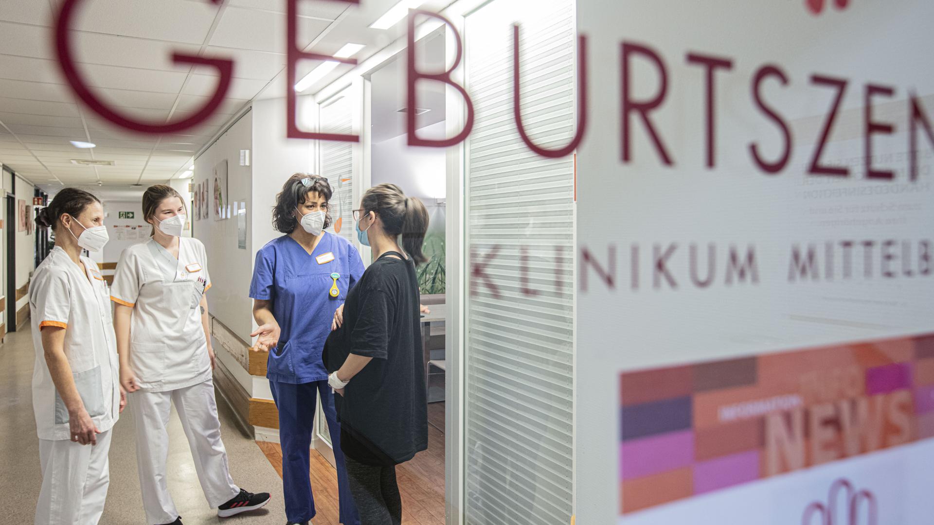 Krankenschwestern stehen vor dem Geburtszentrum des Klinikums Mittelbaden am Standort Baden-Baden-Balg.