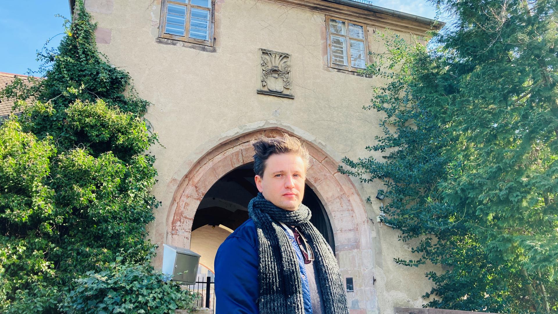 Architekturstudent Igor Geist steht vor dem Haupteingang zum Neuen Schloss in Baden-Baden. 