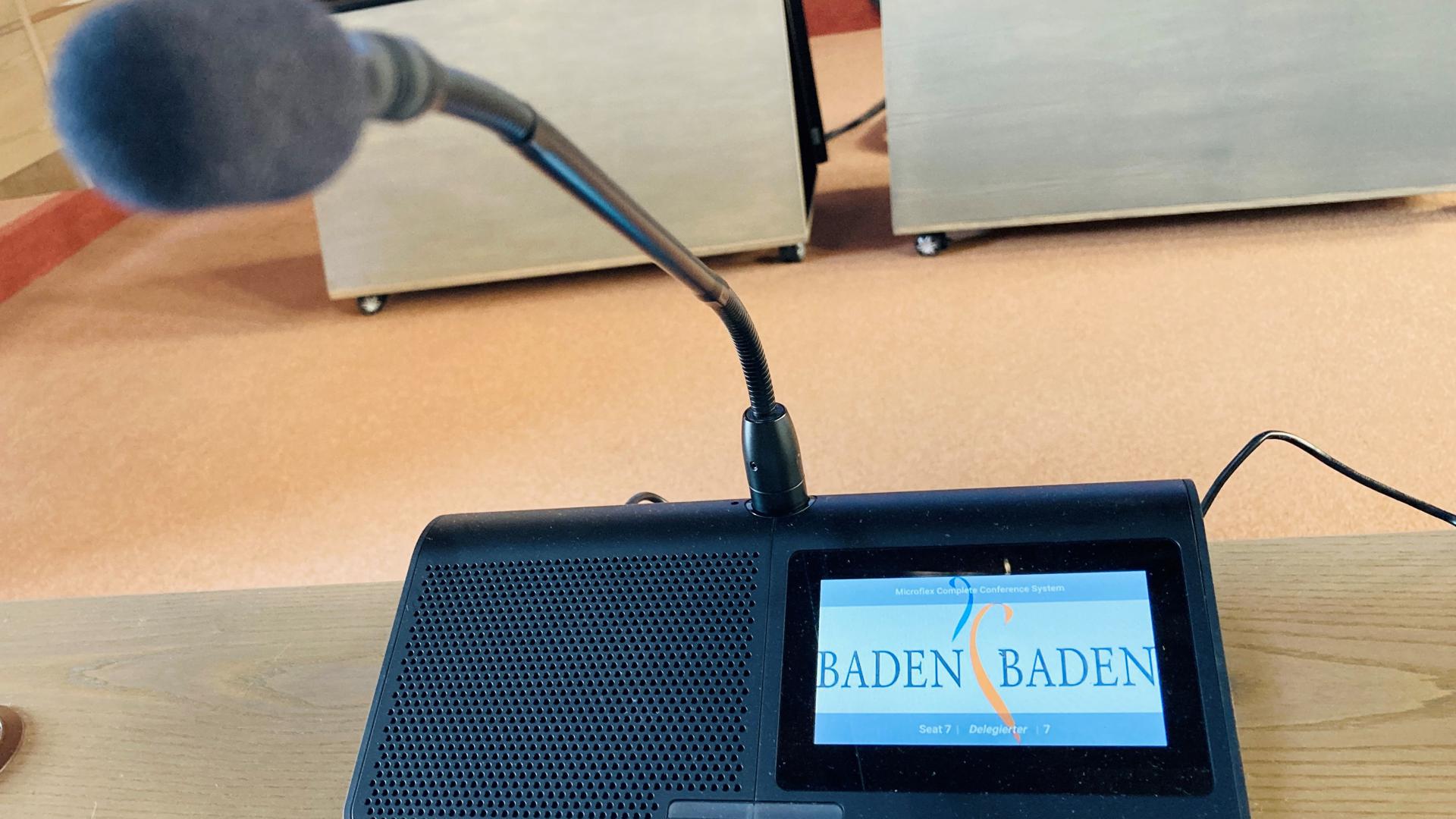 Ein Mikrofon im Ratssaal in Baden-Baden.