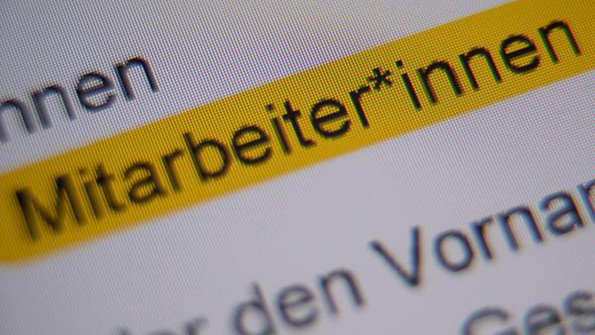 Die Anrede "Mitarbeiter*innen" ist in der Handreichung "Hinweise zur Umsetzung der geschlechtersensiblen Sprache für die Verwaltung der Landeshauptstadt Stuttgart" markiert und auf einem Bildschirm zu sehen.