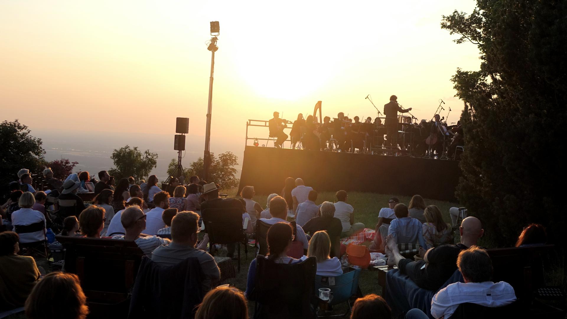 Das Publikum genoss beim ersten Gipfelkonzert der Philharmonie auf dem Merkur nicht nur die Musik, sondern auch die Aussicht an einem lauen Sommerabend. 