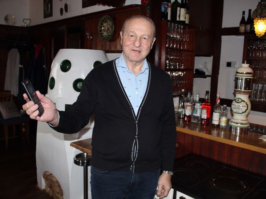 Wegen eines Defekts in der oberirdischen Leitung war Gastwirt Giuseppe Racciatti vom Baden-Badener Restaurant „Klosterschänke“ fast zwei Monate ohne Festnetzanschluss und nur übers Handy zu erreichen. 