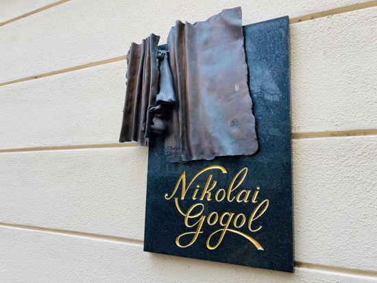Eine Tafel zur Erinnerung an den Schriftsteller Nikolai Gogol hängt an einer Wand des Rathauses in Baden-Baden. 