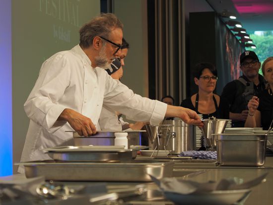 Mehrere Köche, wie hier Massimo Bottura, traten über die drei Festivaltage beim Show-Kochen auf.