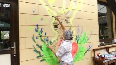Die Künstlerin beim Live Painting auf der Außenwand zum Biergarten des Landgasthofs „Hirsch“