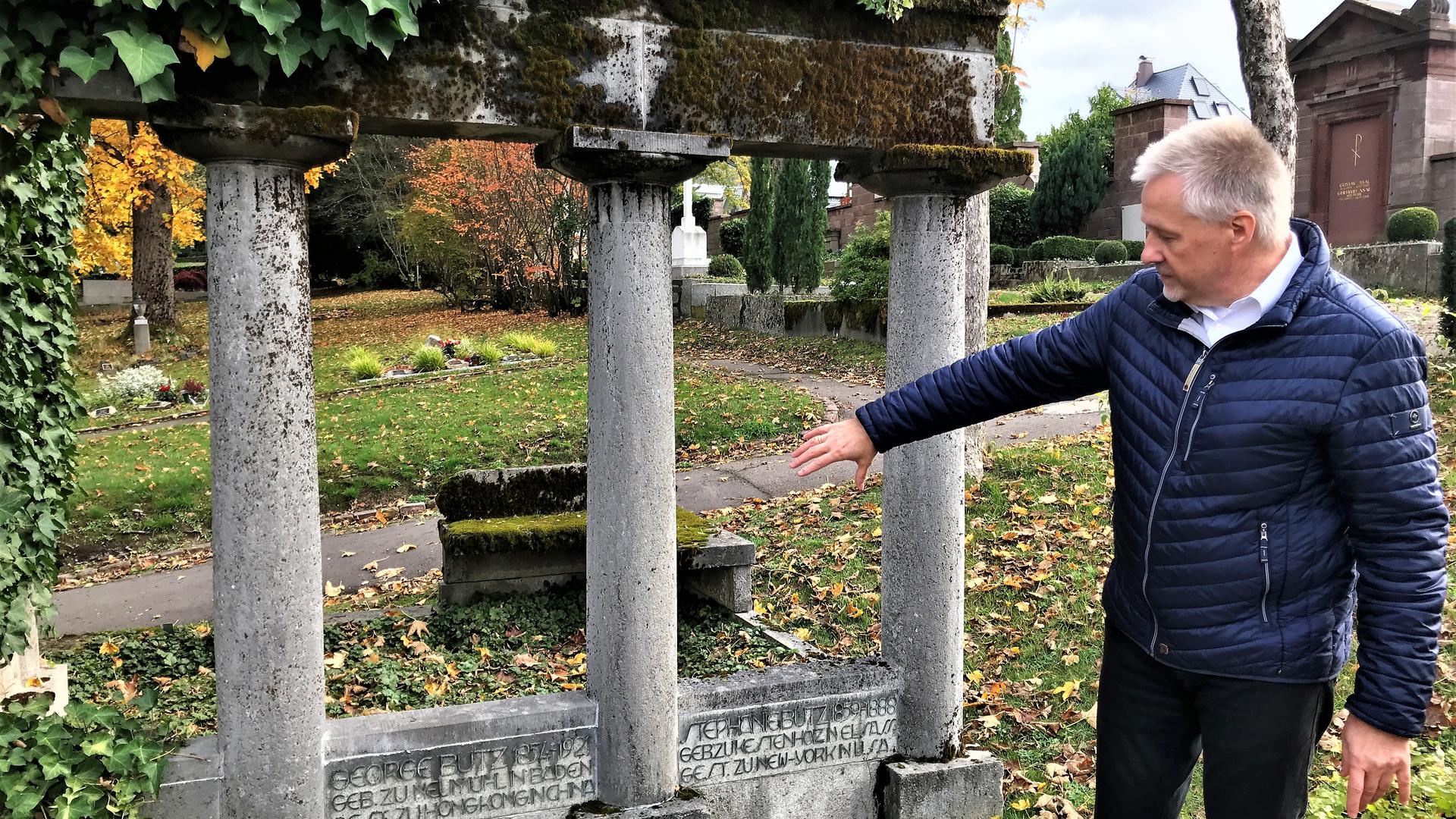  Friedhofschef Frank Geyer zeigt auf dem Hauptfriedhof Baden-Baden  ein Grabmal, das ein Pate instand gesetzt hat. Als Gegenleistung durfte er eine Tafel mit seinem Namen auf der Vorderseite anbringen lassen. 
